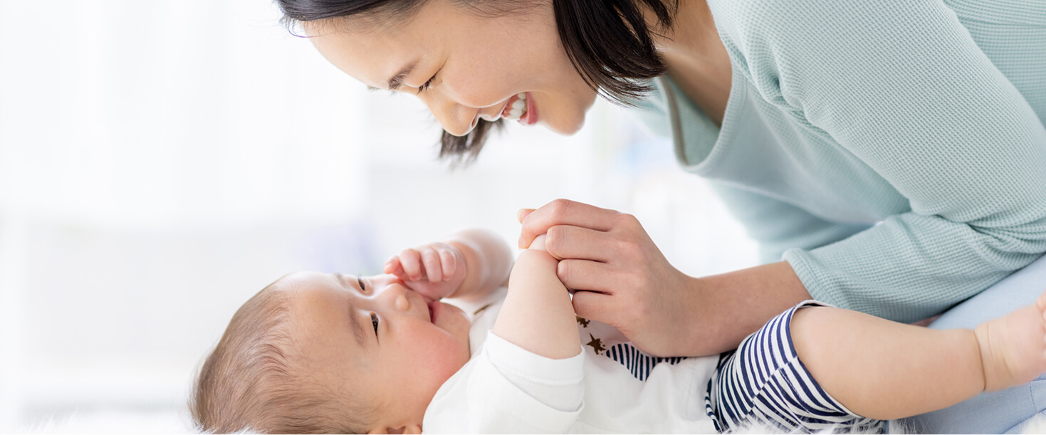 赤ちゃんを抱っこする母親