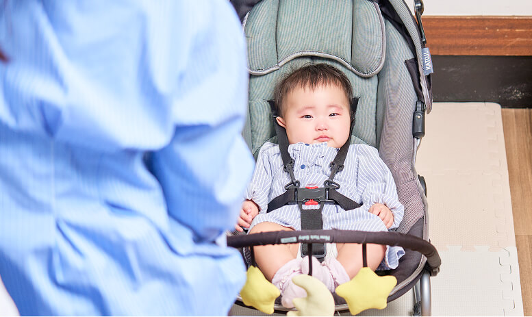 横向きの姿勢で施術を受ける妊婦