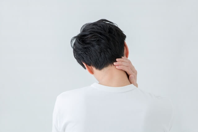 交通事故で首の痛みを訴える男性
